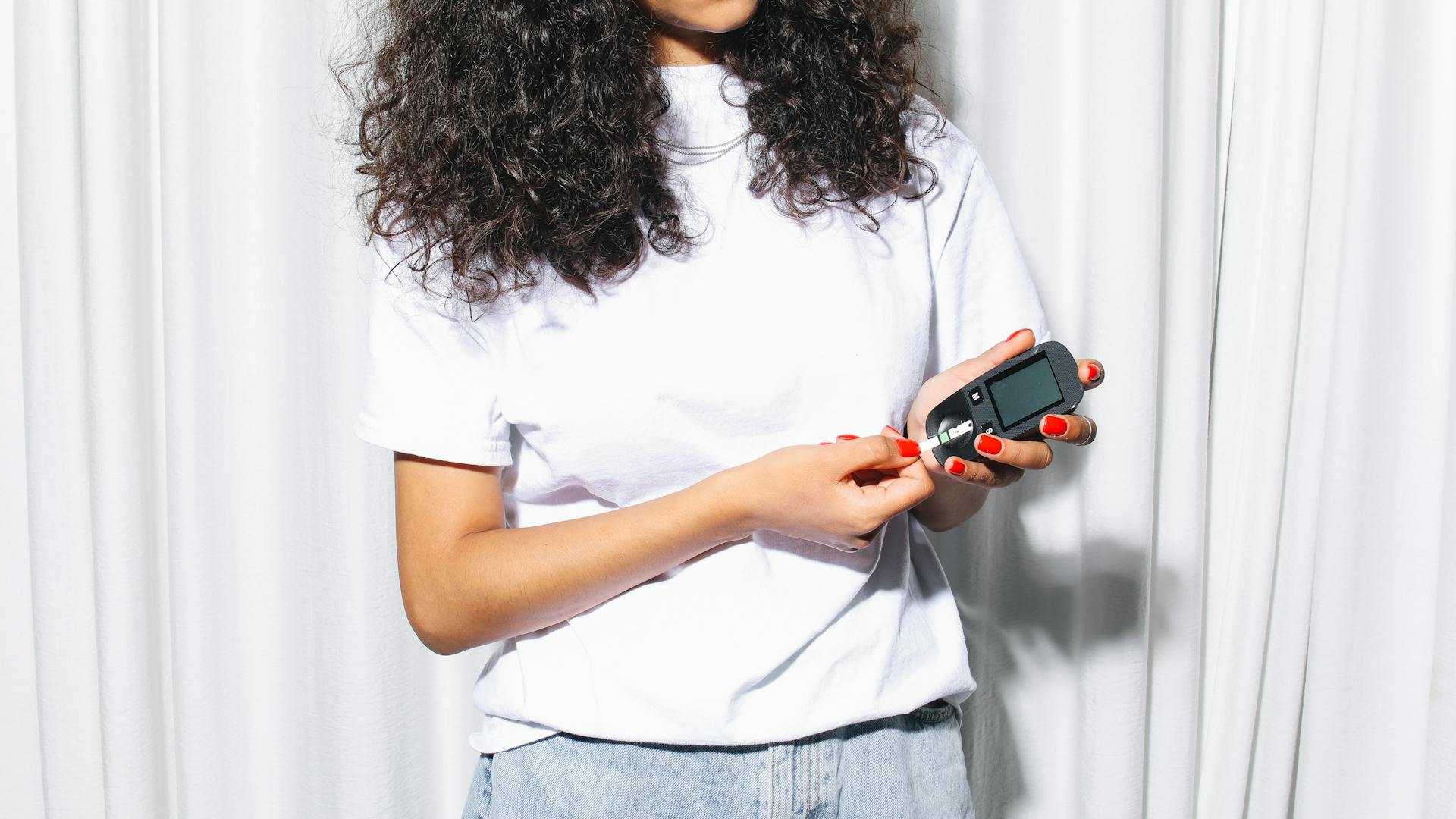 lady checking her blood sugar